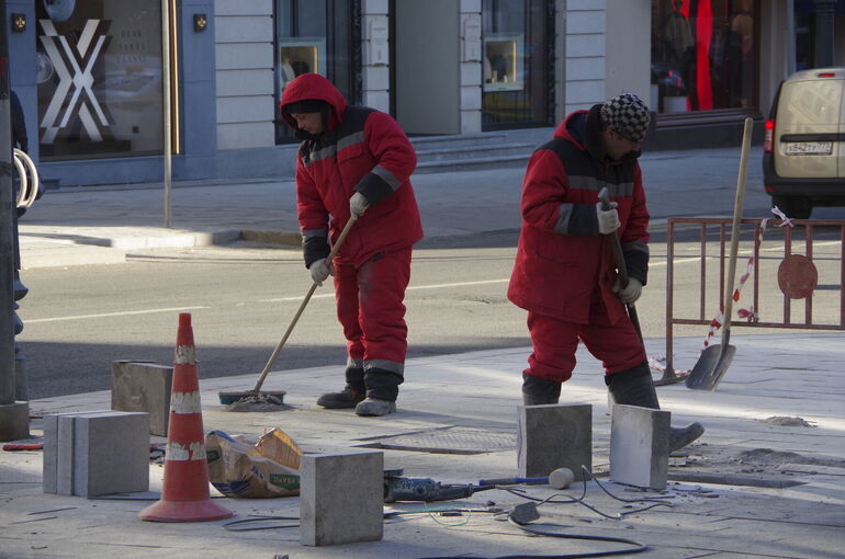 Трудовым мигрантам предложат доказать возможность содержать семью в России 