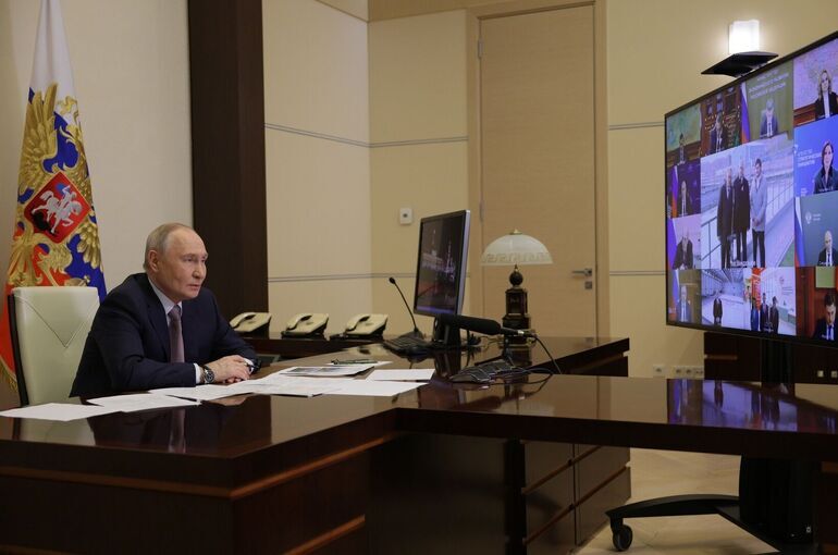 Владимир Путин открыл три новых объекта в Крыму: каток в Севастополе, медицинский центр в Евпатории и очистные в Судаке