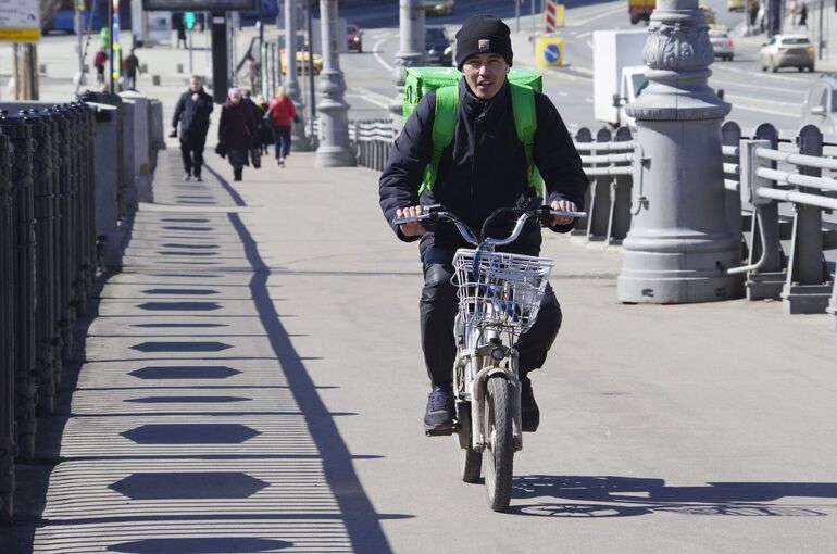 Роспотребнадзор предложил запретить курьерам хранить личные вещи в сумках для доставки еды