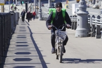 Роспотребнадзор предложил запретить курьерам хранить личные вещи в сумках для доставки еды