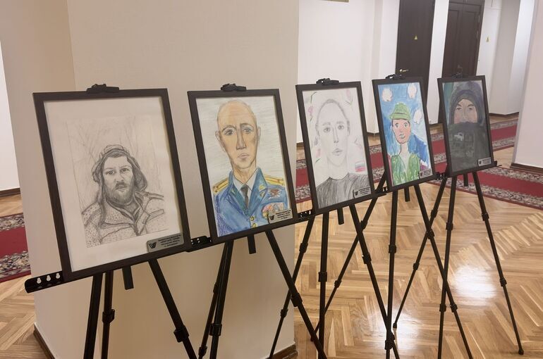 В Госдуме открылась выставка детских рисунков «Мой папа — герой»