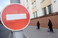 Слуцкий предложил запретить езду на электросамокатах по тротуарам