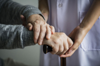 «Известия»: В России хотят ввести лицензирование домов престарелых