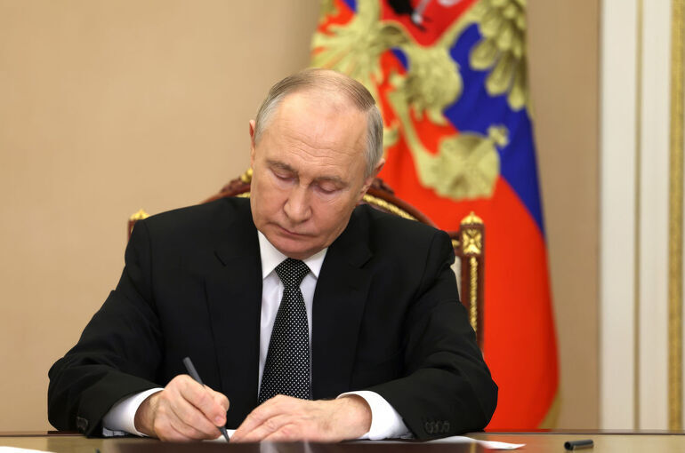 Путин посмертно присвоил звание Героя России летчику Великой Отечественной войны