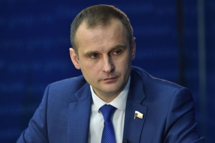 Депутат Леонов: Молодые врачи теперь смогут поработать в госбольнице с наставником