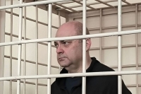 Экс-глава Курской области признал вину во взятках и раскаялся в суде