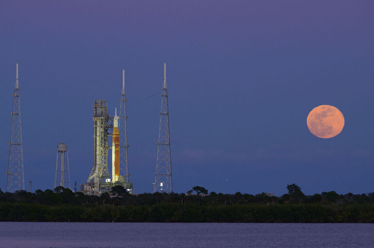 В чем смысл американской миссии к Луне, и как ответит на нее Россия