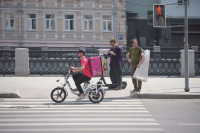 В Москве хотят запретить курьерам на электровелосипедах ездить по тротуарам