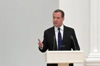 Медведев: Мигрантов с опасными болезнями нужно немедленно выдворять из России