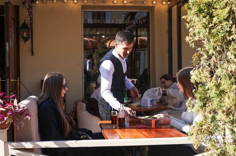 На летних верандах кафе могут ограничить время пребывания