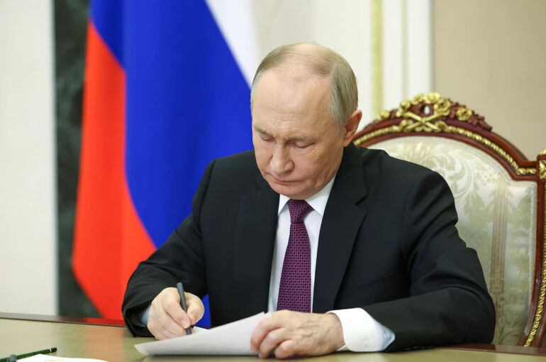 Путин поручил утвердить Стратегию развития креативной экономики до 1 июня