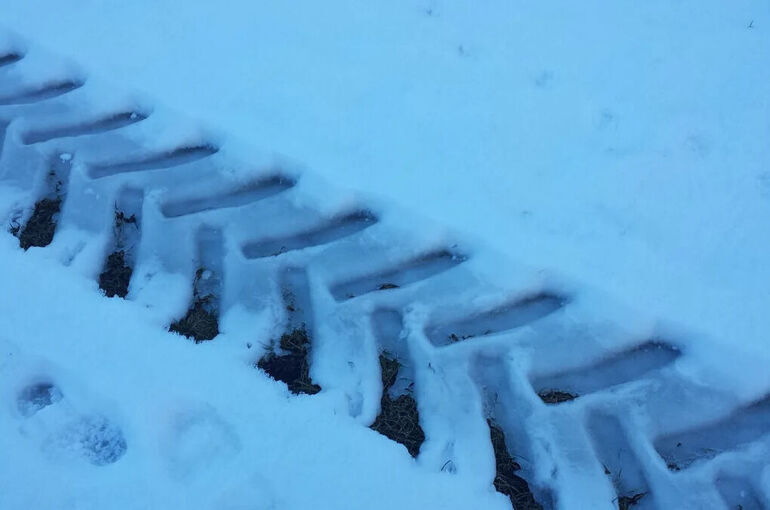 Избегать мостов, не превышать скорость: как ездить по гололеду на летней резине