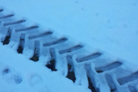 Избегать мостов, не превышать скорость: как ездить по гололеду на летней резине