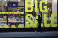 Почему бизнес не торопится убирать с улиц вывески на иностранном языке