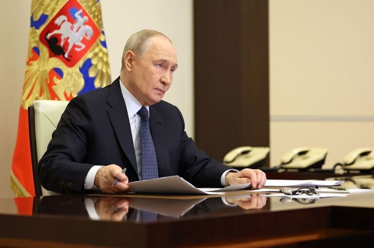 Путин поручил организовать отправку в лагеря детей, пострадавших от паводков в Дагестане