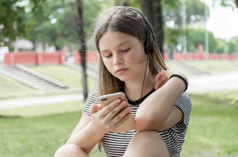 Эксперты рассказали о плюсах и минусах ограничений соцсетей для подростков