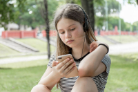 Эксперты рассказали о плюсах и минусах ограничений соцсетей для подростков