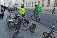 Петербург предлагает убрать курьеров на СИМ с тротуаров