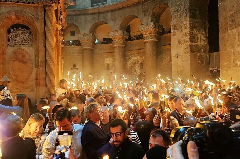 Благодатный огонь из иерусалимского Храма Гроба Господня сегодня доставят в Россию
