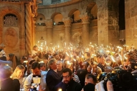 Благодатный огонь из иерусалимского Храма Гроба Господня сегодня доставят в Россию