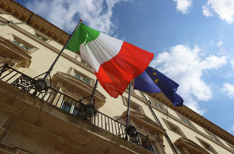 Наследники и сторонники Берлускони делят его партию