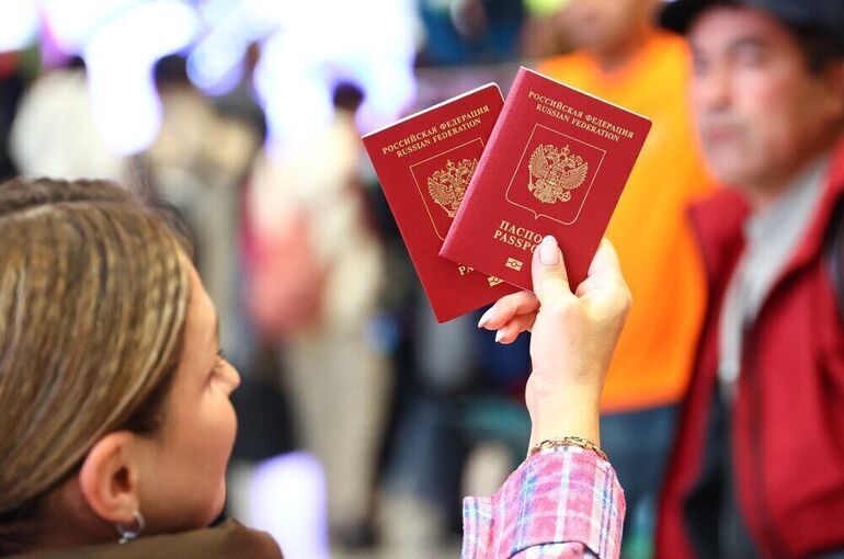 Госдума приняла закон об отмене записи о детях в загранпаспорте