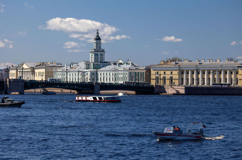 Город разведенных мостов открывает сезон навигации