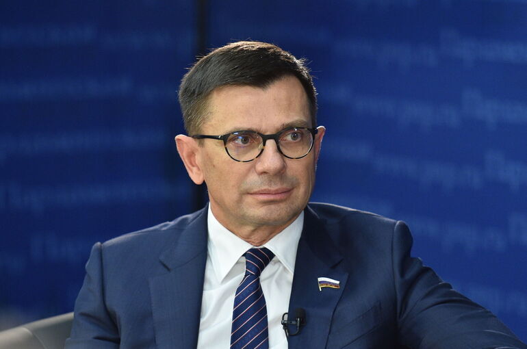 Депутат Антропенко предложил менять паспорт после 60 лет