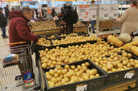 Картофель стал самым подешевевшим за год продуктом в России