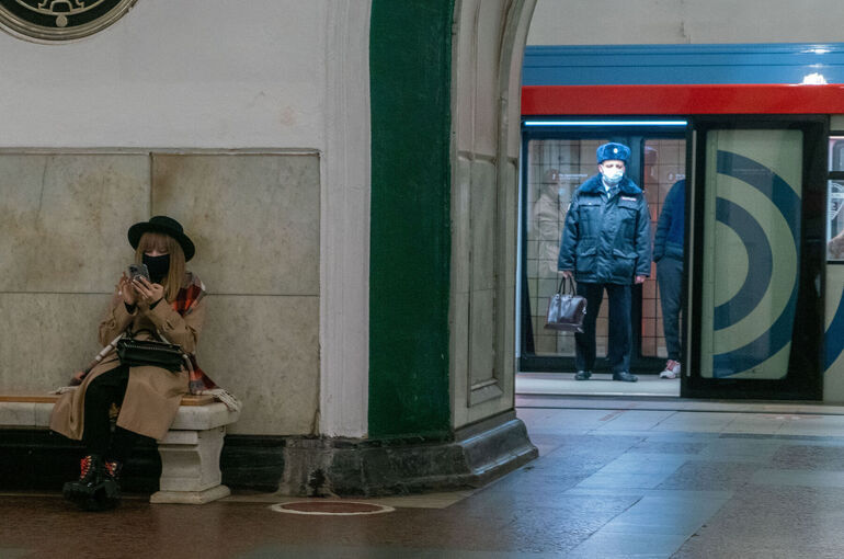 На центральном участке красной ветки метро Москвы остановили поезда