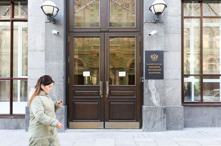 Минфин с мая возобновит валютные операции в рамках бюджетного правила