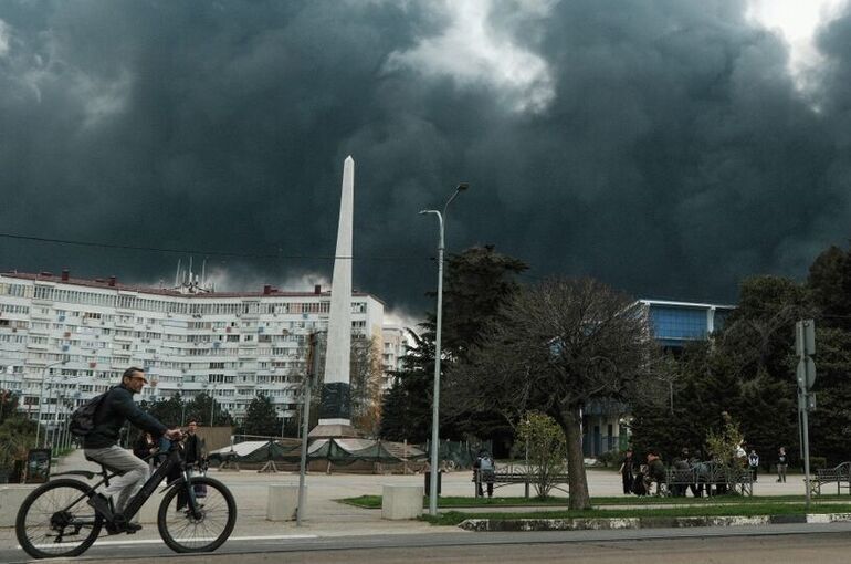 Площадь пожара на морском терминале в Туапсе сократилась еще вдвое
