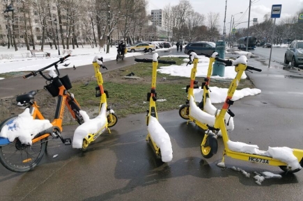 В Москве из-за снегопада временно отключили аренду самокатов и велосипедов