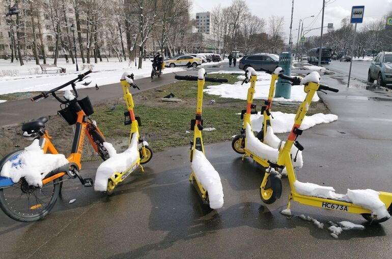 В Москве из-за снегопада временно отключили аренду самокатов и велосипедов