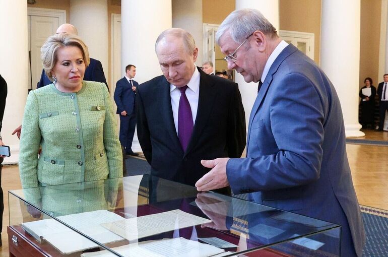 Путин осмотрел экспозицию, приуроченную к 120-летию российского парламентаризма