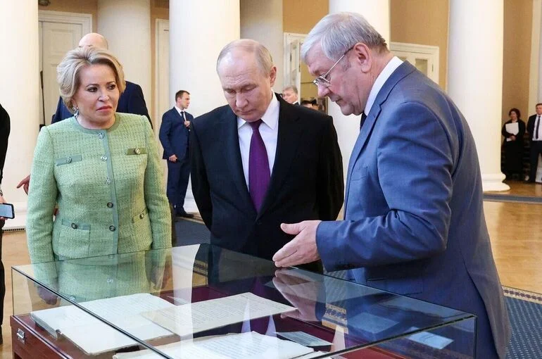 Путин осмотрел экспозицию, приуроченную к 120-летию российского парламентаризма
