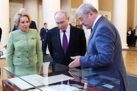 Путин осмотрел экспозицию, приуроченную к 120-летию российского парламентаризма