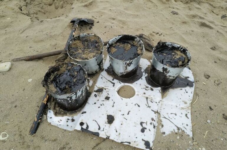 Из Туапсе вывезли 9793 кубометра загрязненного грунта и водомазутной смеси