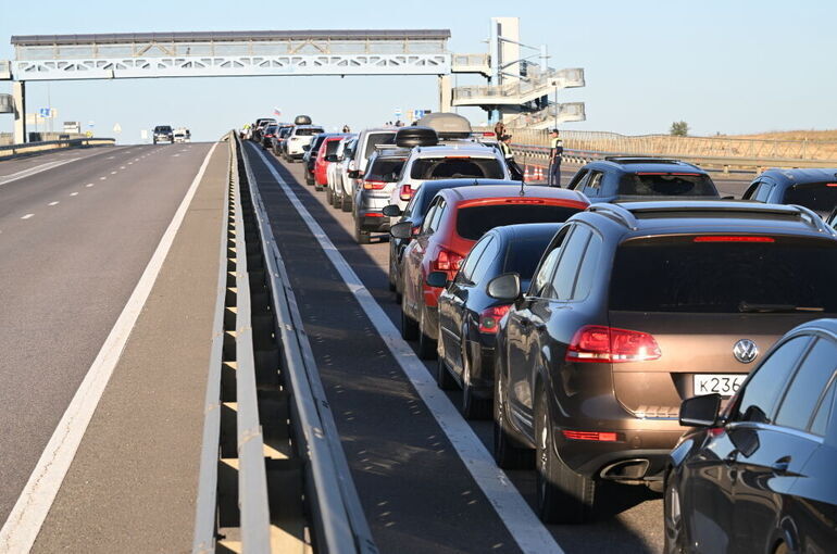 Около 600 машин ждут проезда по Крымскому мосту