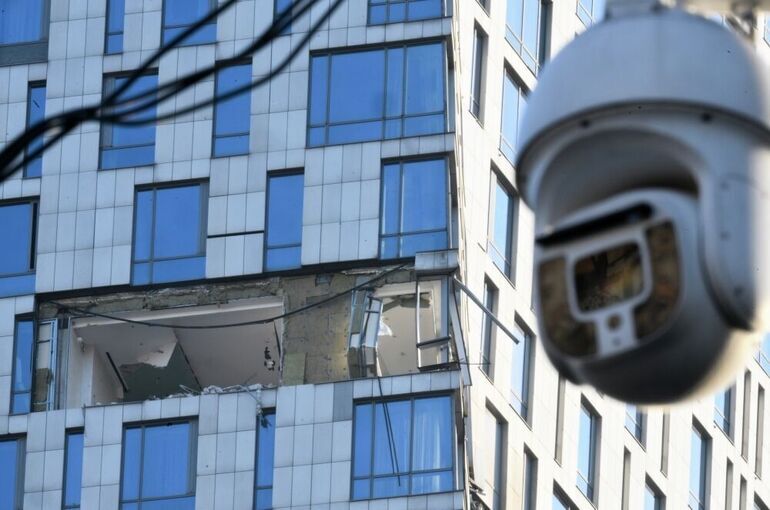 Беспилотник попал в здание в районе Мосфильмовской улицы в Москве