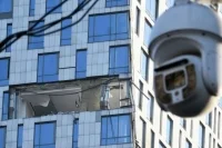 Беспилотник попал в здание в районе Мосфильмовской улицы в Москве