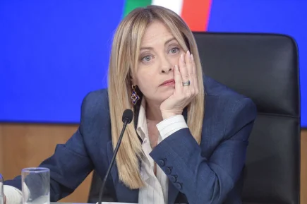 Дамоклов меч над Мелони: кто и зачем раскачивает кресло итальянского премьера?
