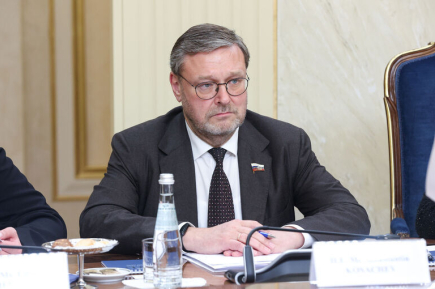 Сенатор Косачев: Украинцам предлагают стать наследниками побежденных, а не победителей