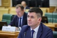 Сенатор Деньгин: Блогеры должны рассказывать школьникам о защите от деструктивного контента