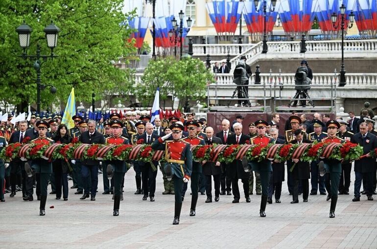 Путин и иностранные лидеры возложили цветы к Могиле Неизвестного Солдата
