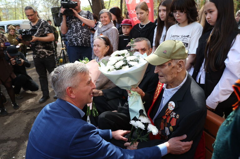 В Красноярске для ветерана устроили праздник во дворе