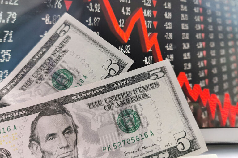Внебиржевой курс доллара опустился ниже 72 рублей