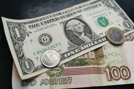 Рубль рекордно укрепился по отношению к доллару