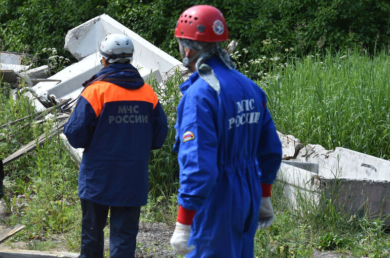 ТАСС: В Старобельске из-под завалов общежития извлекли тело погибшего