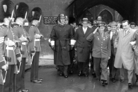 Гагарин — строитель коммунизма во всем мире, Хрущев — первый всесоюзный пенсионер